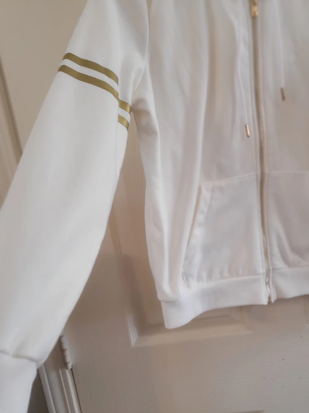 GUESS White Two-Piece Hoodie & Jogger Set with Gold Stripe Size L
